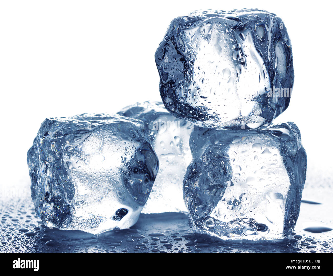 Ice Cubes Isolated On White. Кубики льда, изолированныe на белом фоне 