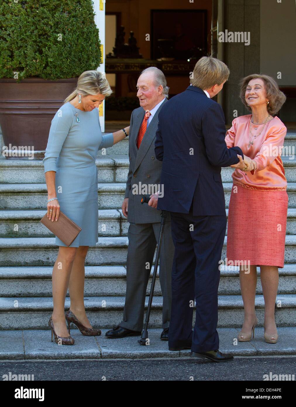 Madrid, Spain. 18th Sep, 2013. Spanish King Juan Carlos I (2-L) and Queen Sofia (R) welcome Dutch King Willem-Alexander (2-R) and Queen Maxima before a luncheon at Zarzuela Palace in Madrid, Spain, 18 September 2013. The Dutch Royal couple have arrived to Madrid for a one-day official visit, their first to the country since the King's enthronement. Photo: RPE/ Albert Philip van der Werf - -/dpa/Alamy Live News Stock Photo