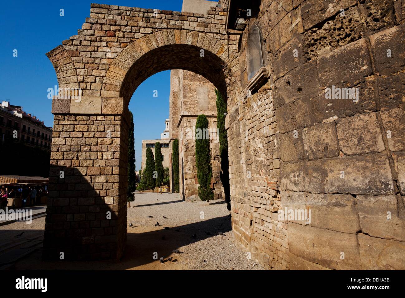 Remains of Roman wall, Avinguda de la Catedral, Gothic quarter, Barcelona,  Catalonia, Spain Stock Photo - Alamy