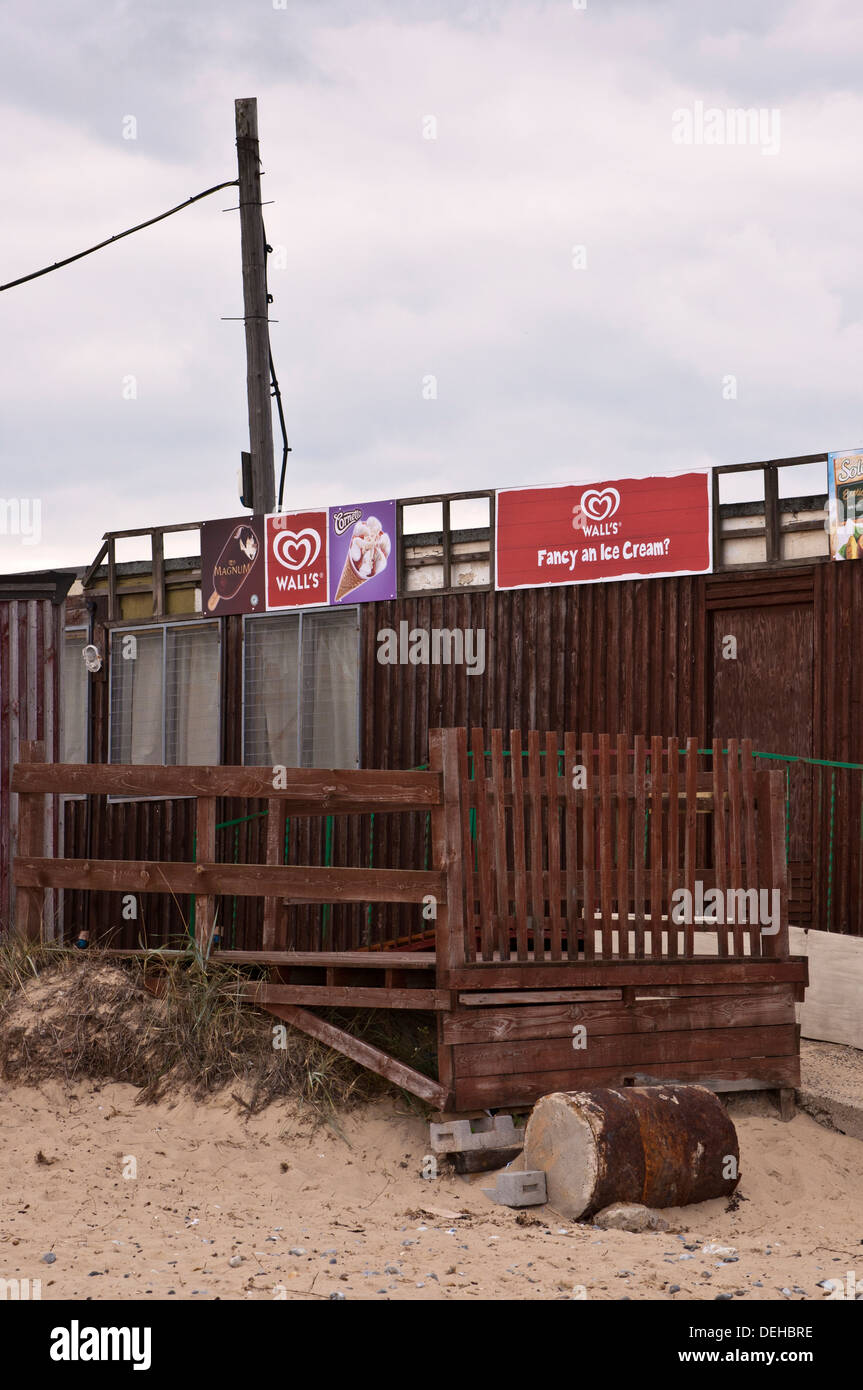 run down beach cafe ice cream hut Stock Photo