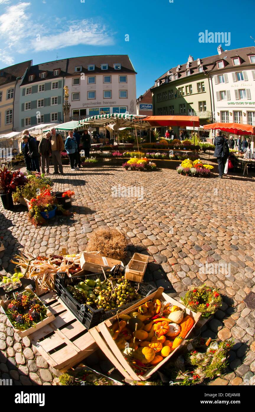 Farmers Market outside the Munster Cathedral of Our Lady, Freiburg, Baden- Württemberg, Germany Stock Photo - Alamy