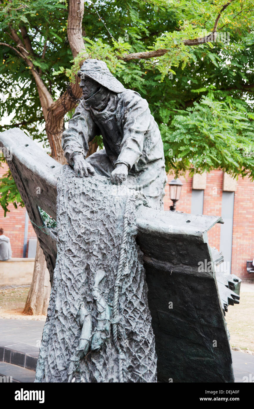 Statue to the fishermen who lost their lives in the Grimsby fishing fleet Stock Photo