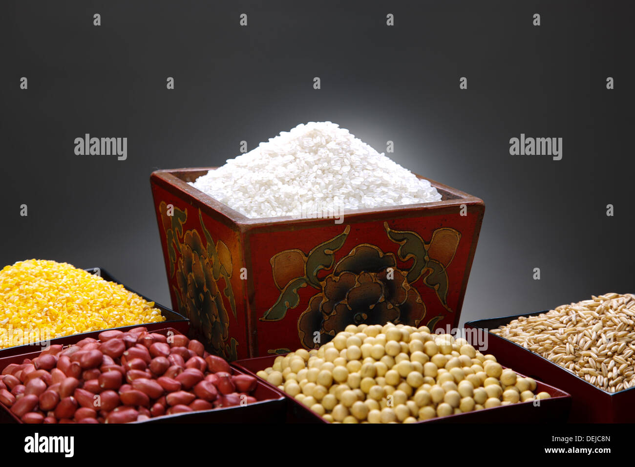 Rice,corn,soybeanm,kidney bean and wheat Stock Photo - Alamy