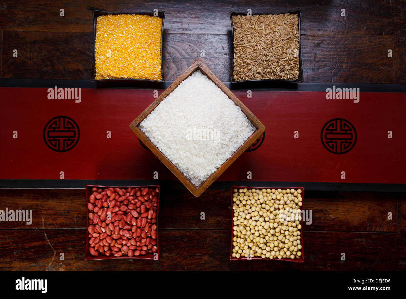 Rice,corn,soybeanm,kidney bean and wheat Stock Photo Alamy