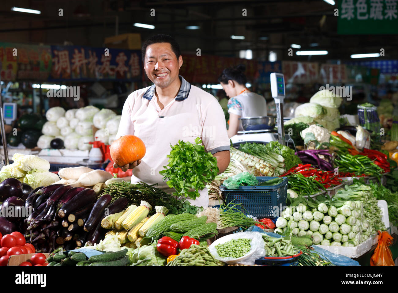 Farmer selling vegetables in food market Stock Photo - Alamy
