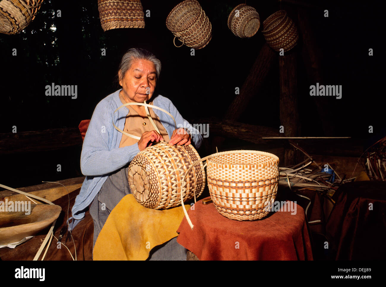 Cherokee Indian village of Oconaluftee in the Great Smoky Mountains, North Carolina, USA. Native American Cherokee Indian woman Stock Photo