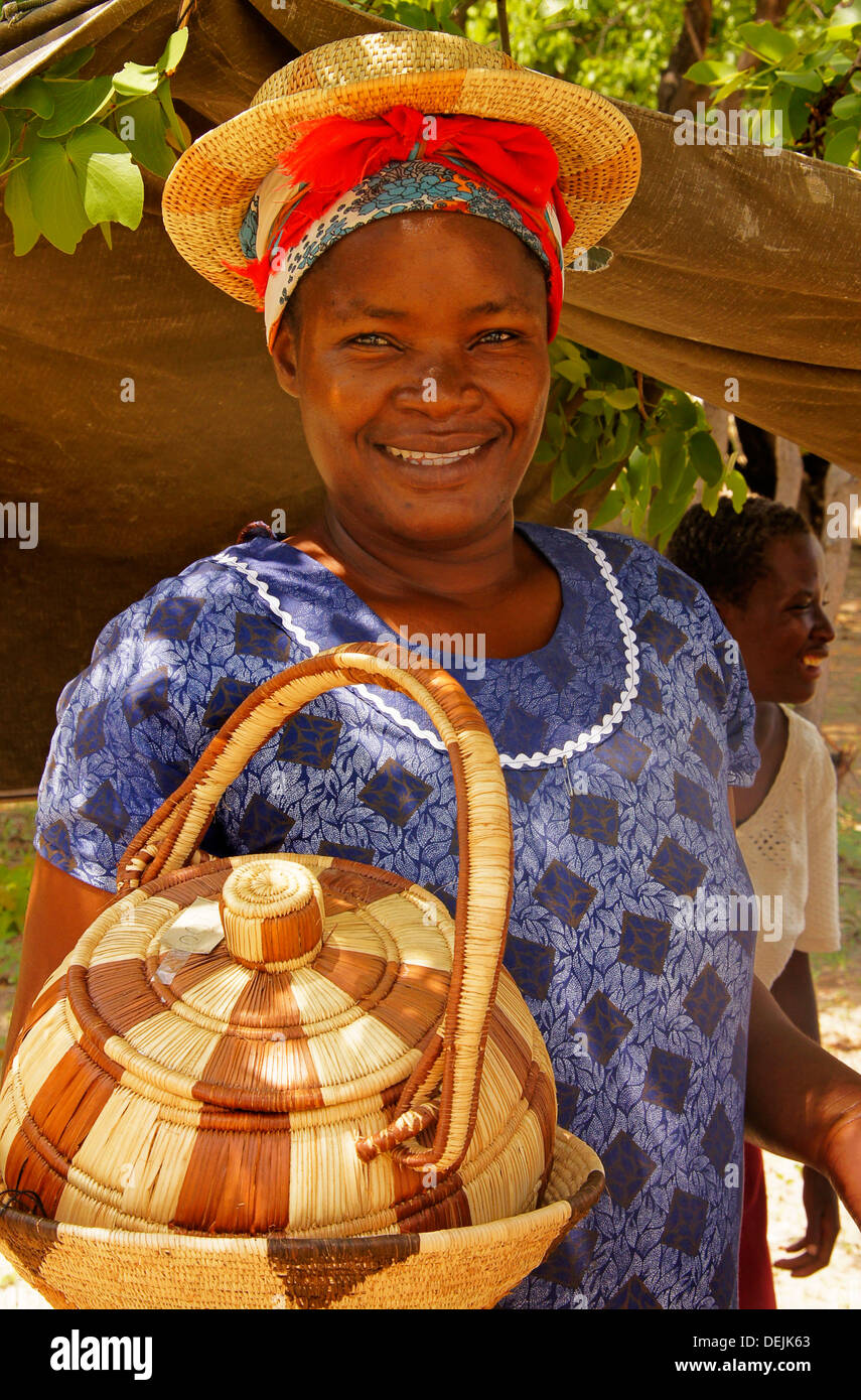 Baskets maker at the village of Shorobe, near Maun, Botswana Stock Photo -  Alamy