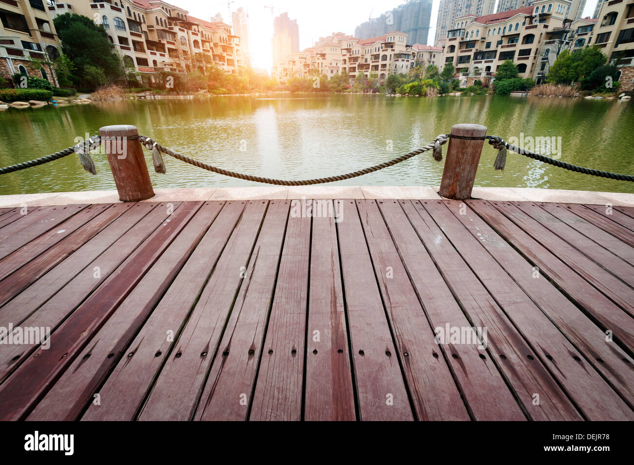 House beside lake hi-res stock photography and images - Alamy