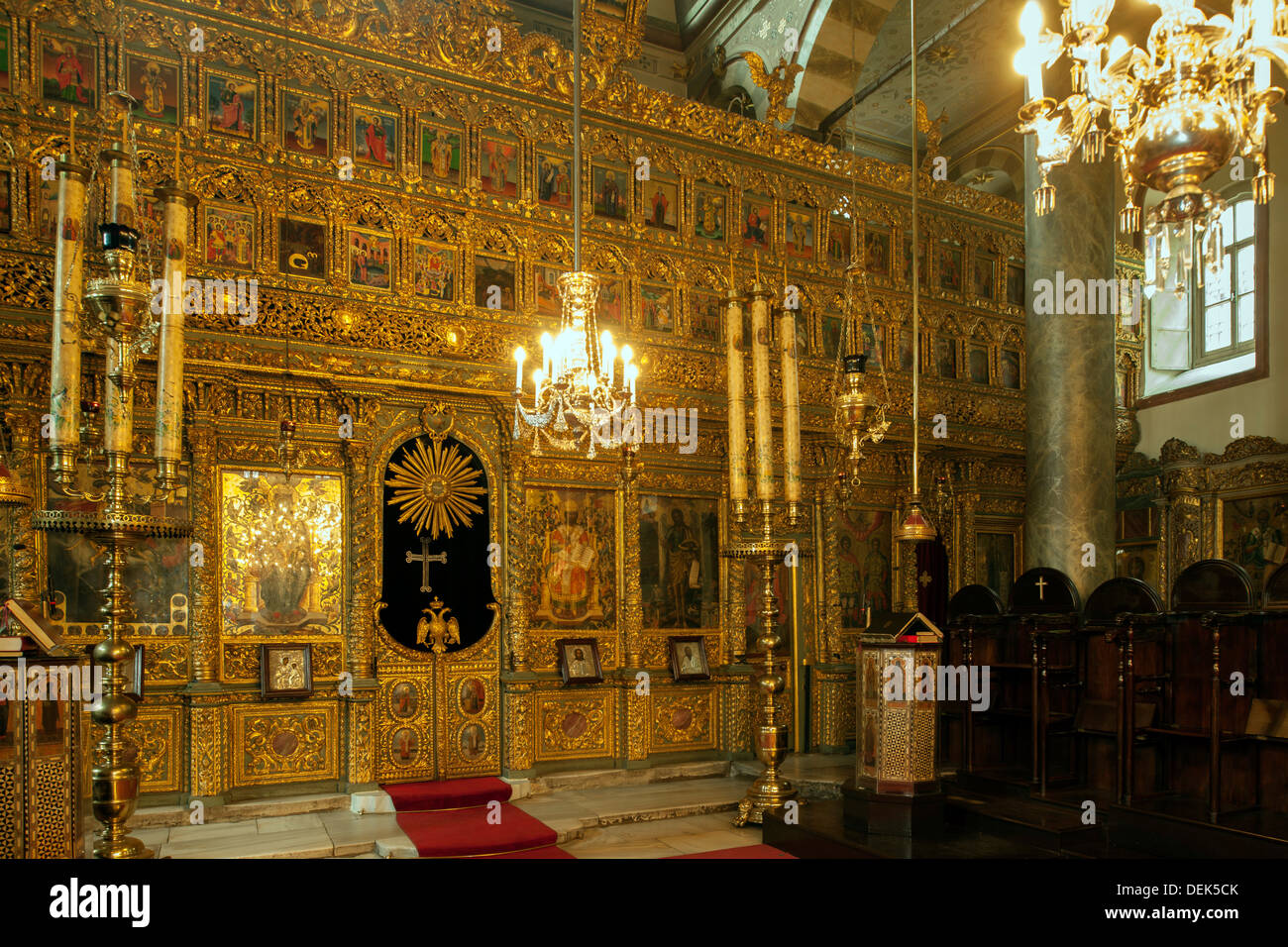 Istanbul, Fener, Pope am Eingang zur griechisch-orthodoxen Patriachatskirche Sankt Georg, Georgskathedrale, Ikonostase Stock Photo