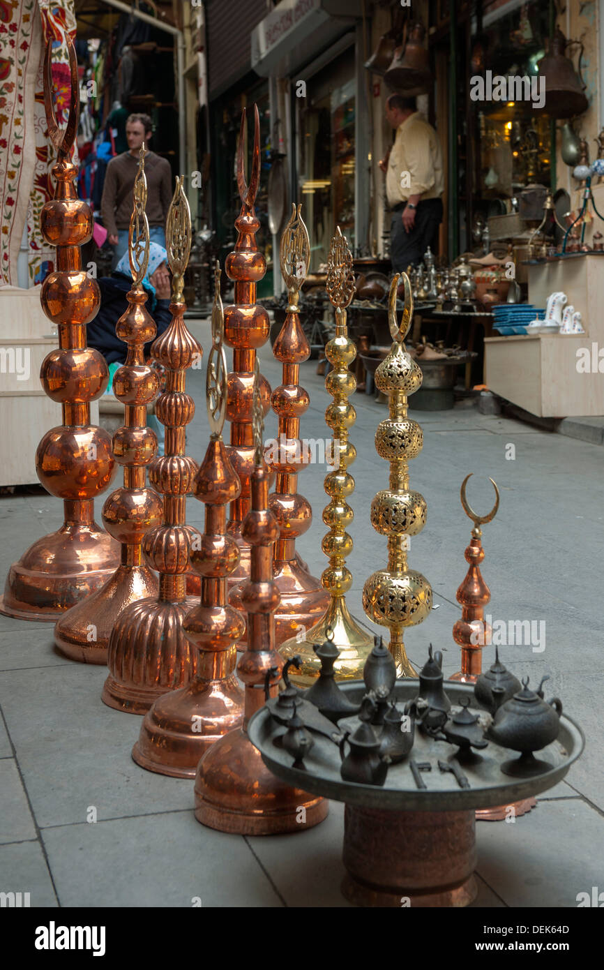 Istanbul, Beyazit, Lütfullah Efendi Sokak, Kupfer-Geschäfte Stock Photo