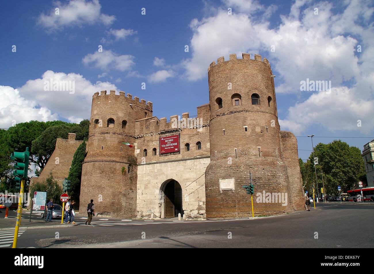 Roma Italia Puerta de San Paolo en la ciudad de Roma Porta San Paolo in  Rome Stock Photo - Alamy