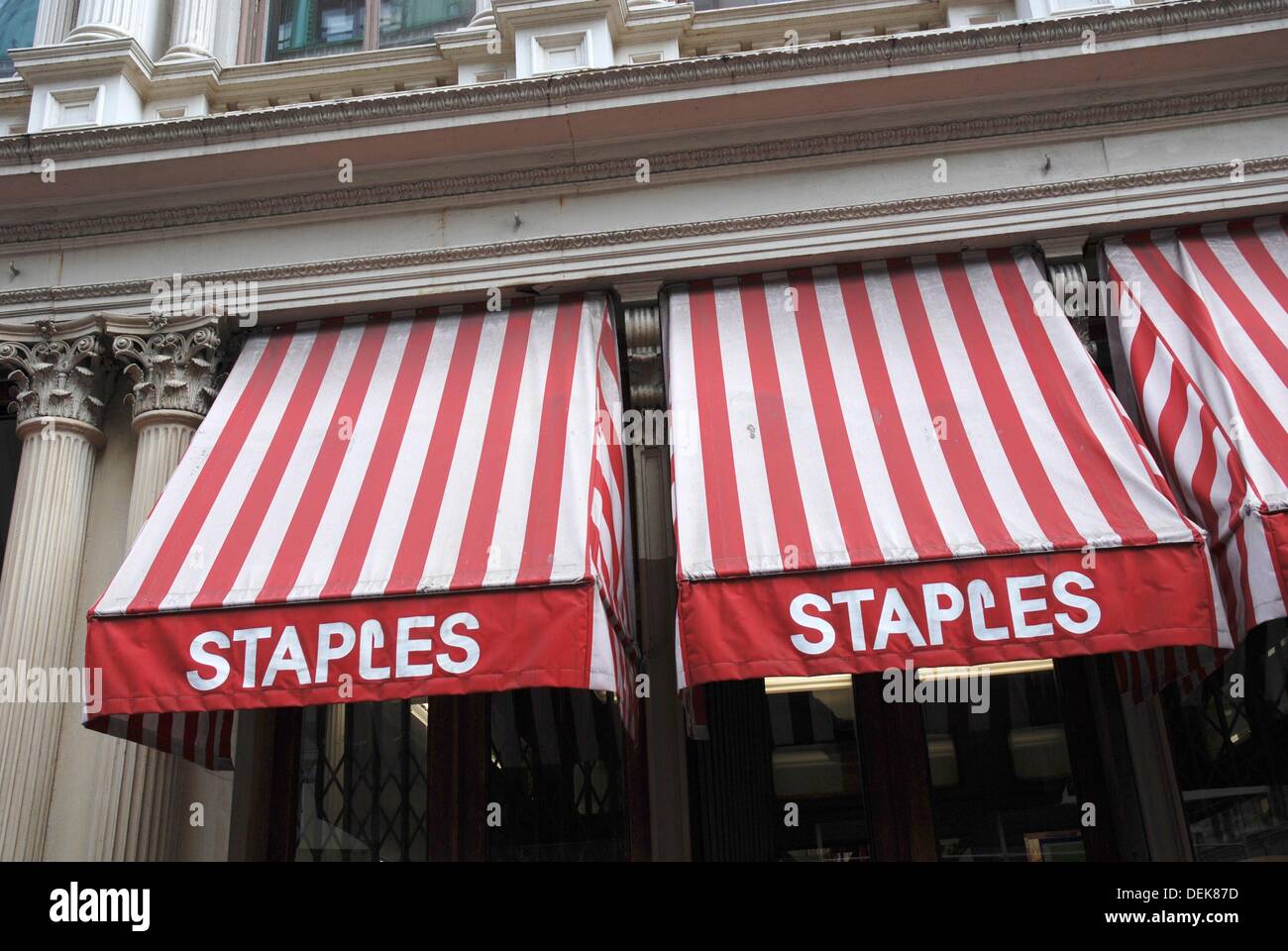 Staples Store High Resolution Stock Photography and Images Alamy