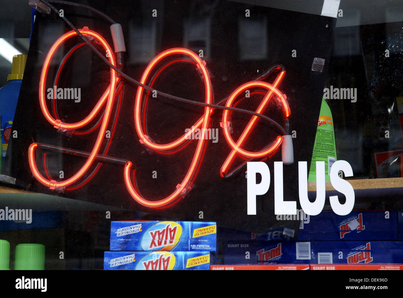 99 cent store sign hi-res stock photography and images - Alamy