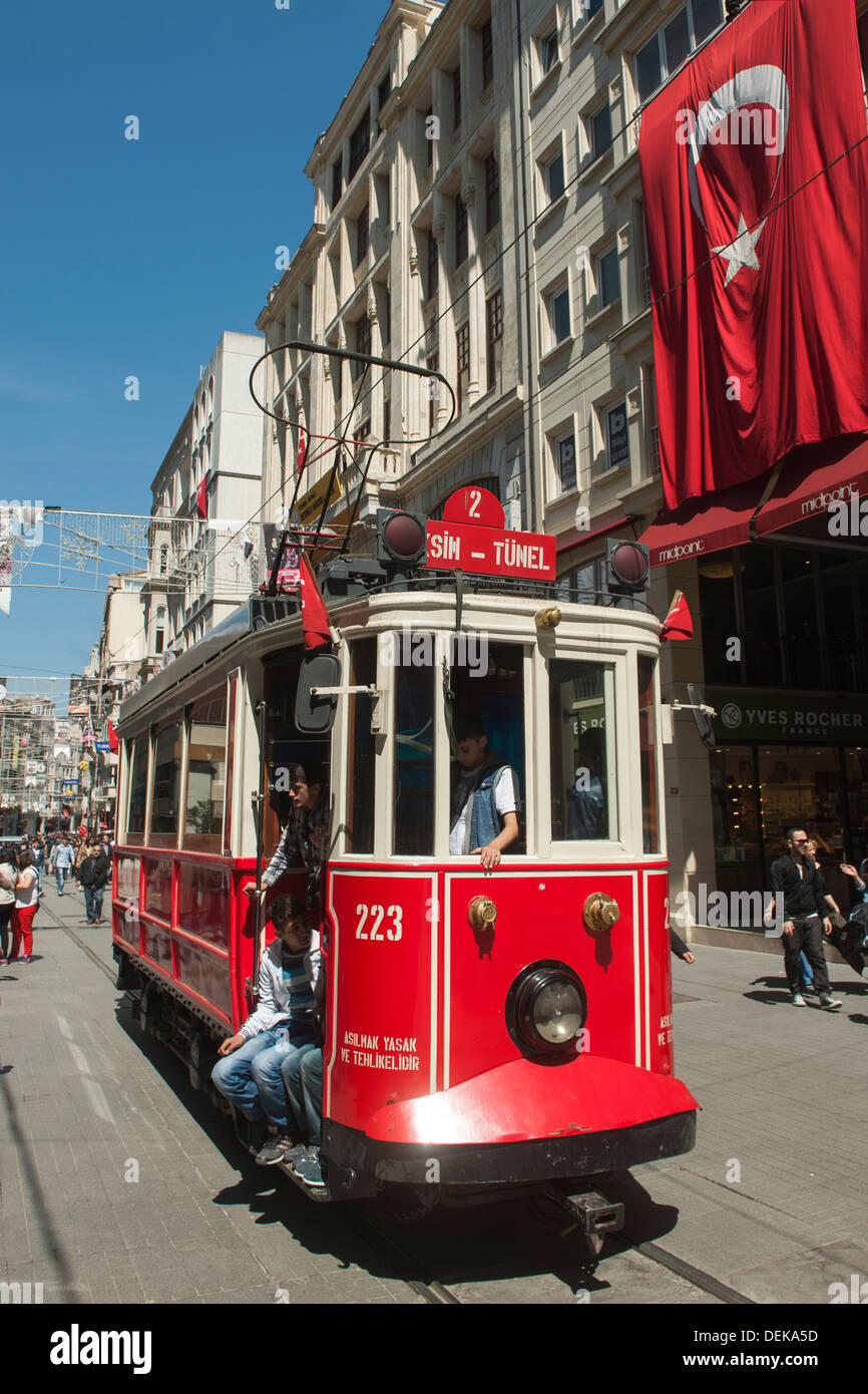 Istanbul, Beyoglu, Istiklal Caddesi, historische Strassenbahn Stock Photo