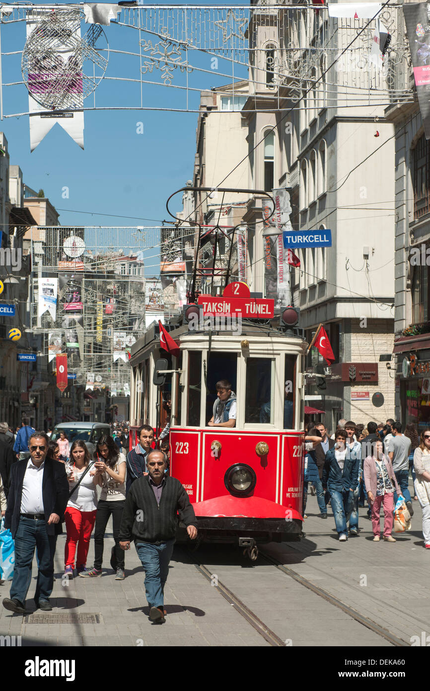 Istanbul, Beyoglu, Istiklal Caddesi, historische Strassenbahn Stock Photo
