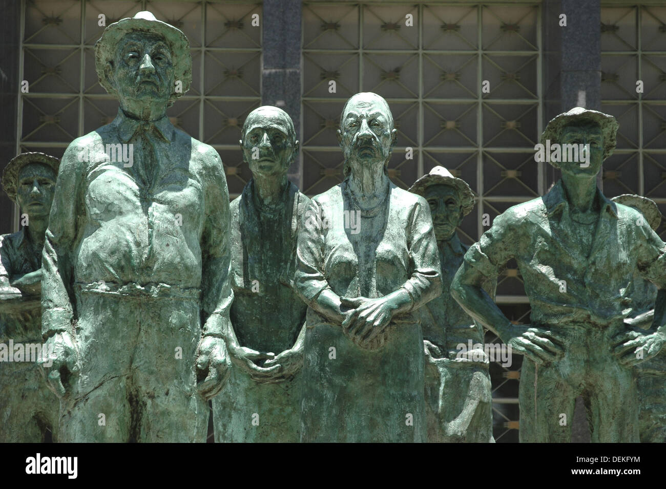 San José, Costa Rica statues at the entrance of the Banco Central de