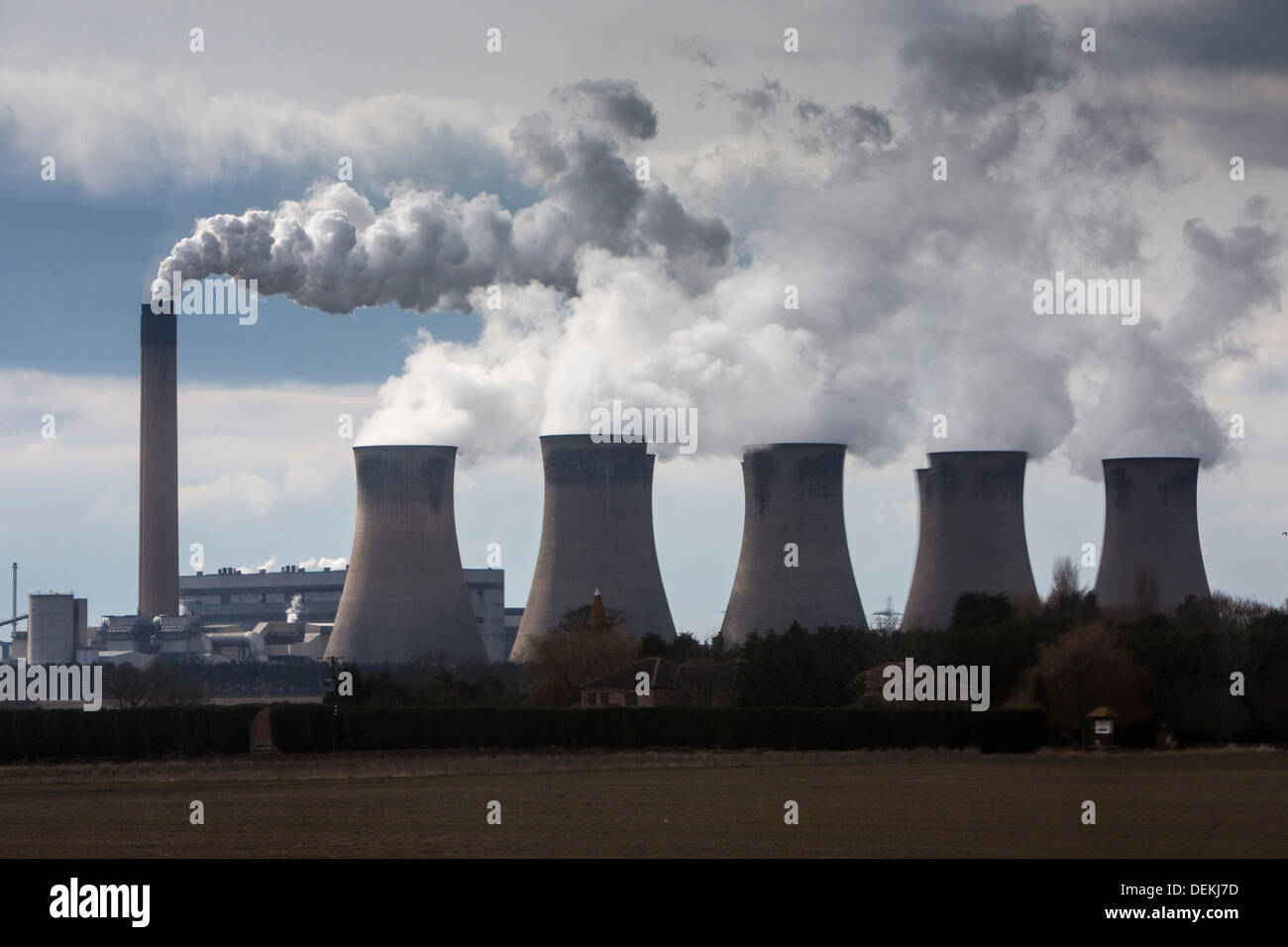 Smoke and steam bellows from the chimneys and cooling towers of Ratcliffe-on-Soar power station Stock Photo