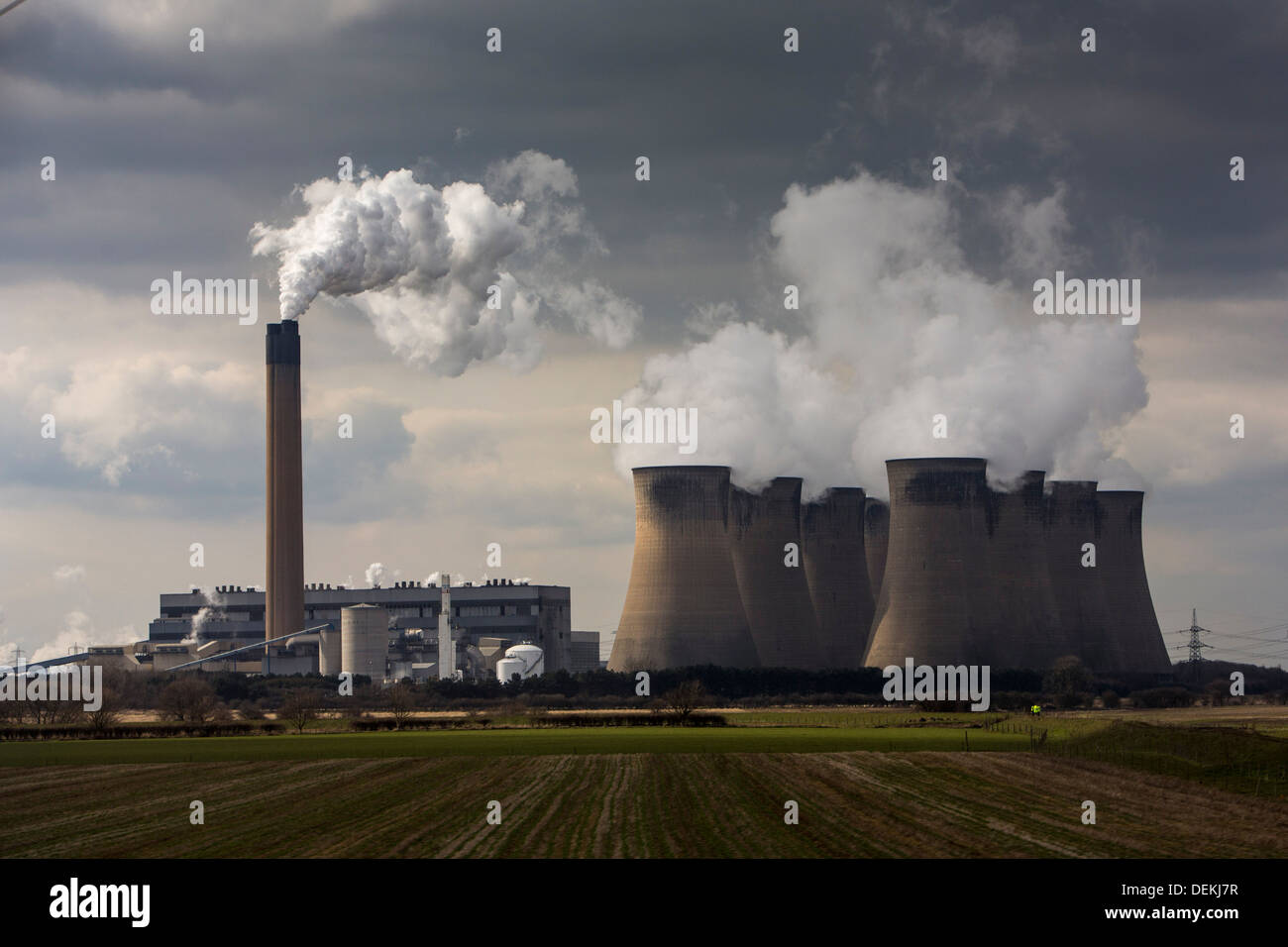 Smoke and steam bellows from the chimneys and cooling towers of Ratcliffe-on-Soar power station Stock Photo