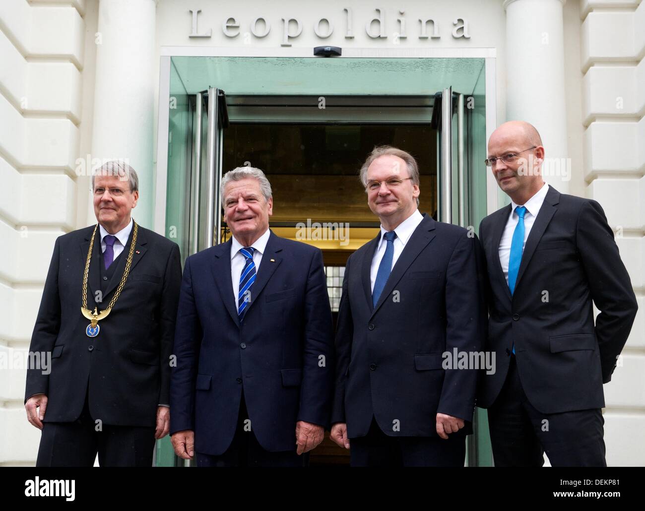 German President Joachim Gauck (2-L) stands next to President of the Leopoldina Joerg Hacker (L), Premier of Saxony-Anhalt Reiner Haselhoff (2-R) and Mayor of Halle Bernd Wiegand outside of the Leopoldina in Halle, Germany, 20 September 2013. The politicians were invited to the annual conference of the German Academy of Sciences Leopoldina. The Leopoldina has 1,400 elected members including 30 Nobel Prize winners. Photo: PETER ENDIG Stock Photo
