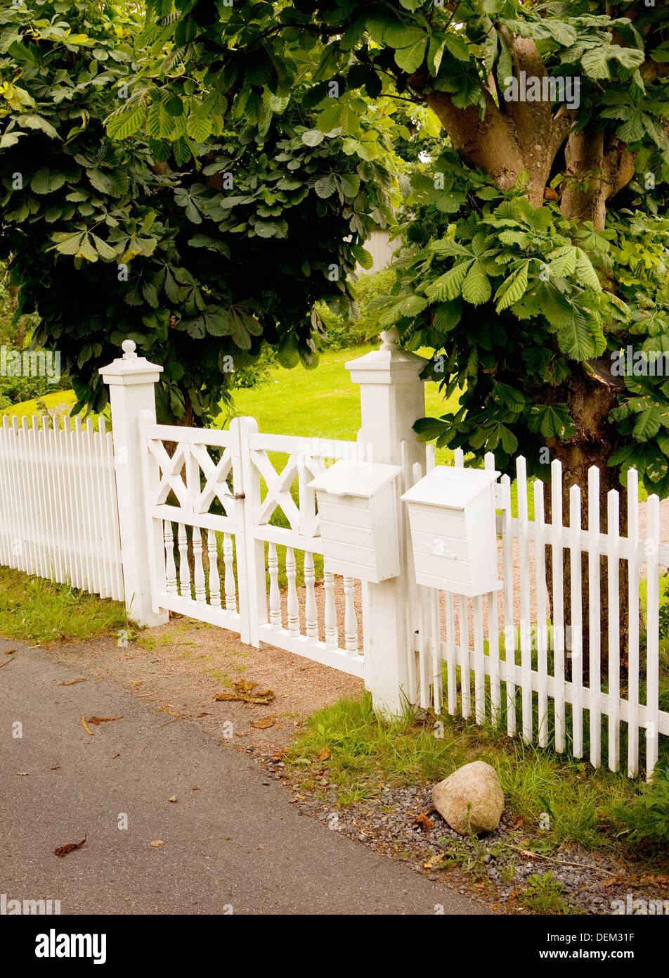 Picket fence gate hi-res stock photography and images - Alamy