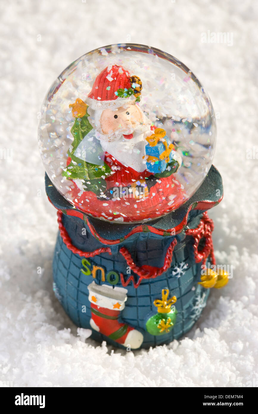 Christmas snow globe hi-res stock photography and images - Alamy