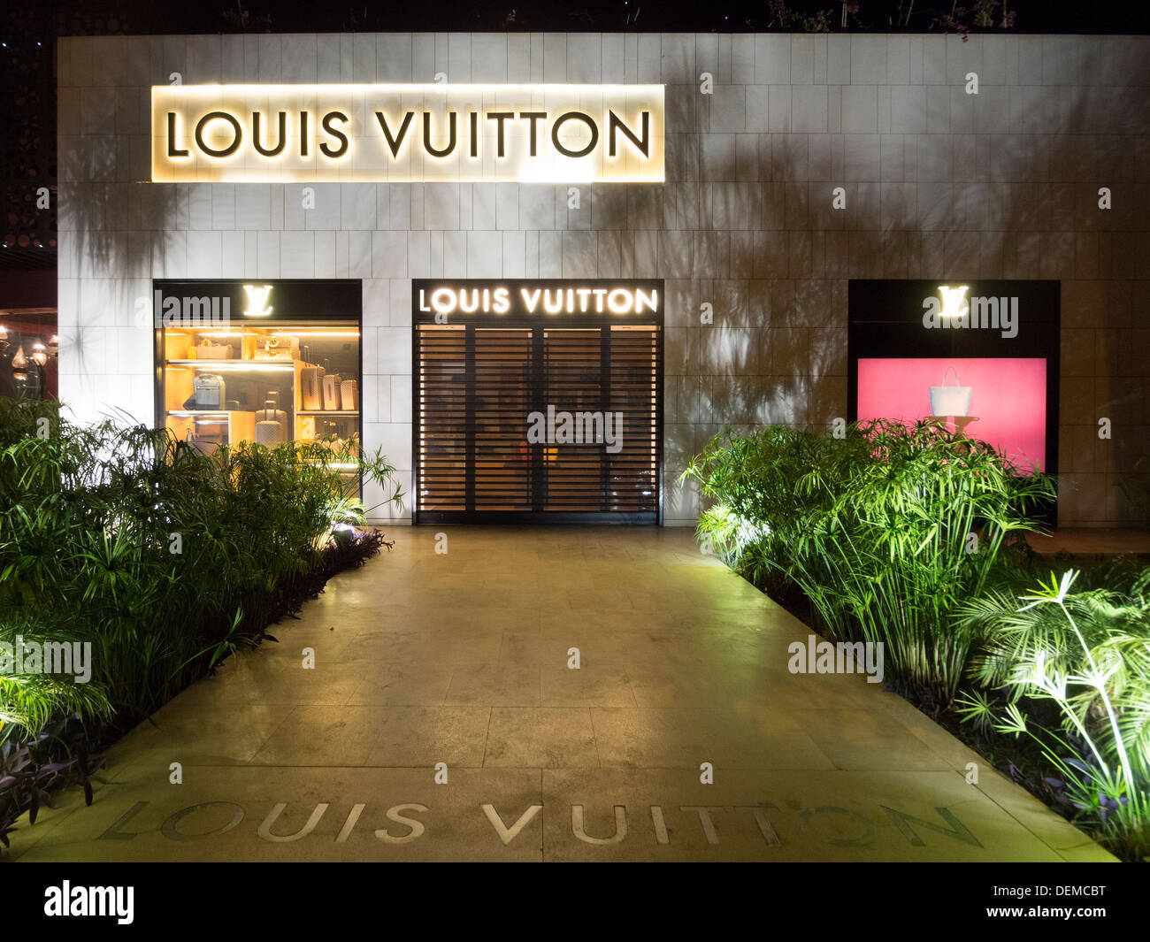 Louis vuitton storefront hi-res stock photography and images - Alamy