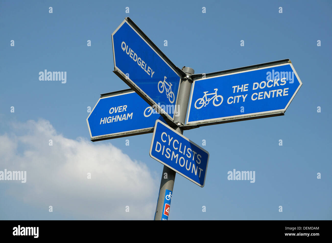 Old gloucester street road sign hi-res stock photography and images - Alamy