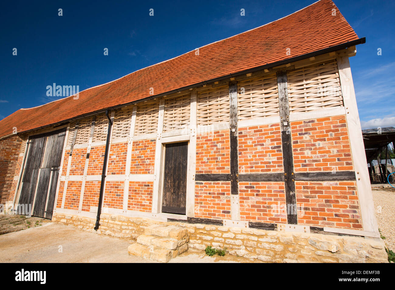 A fantastic old barn with upper walls woven from split timber on a farm in Great Comberton, Vale of Evesham, Worcestershire, UK. Stock Photo