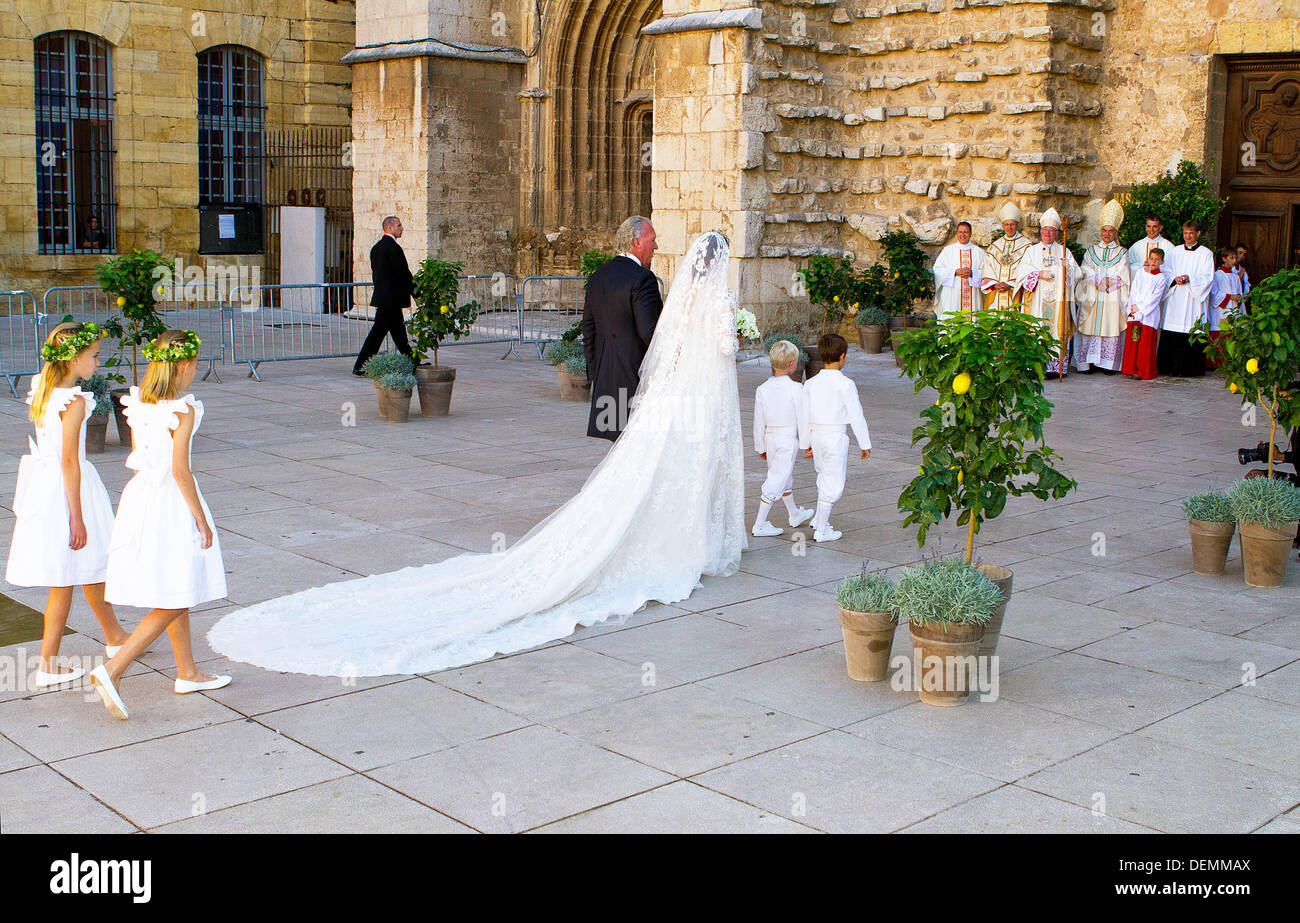 Saint Maximin la Sainte Baume, France. 21st September 2013. The bride Claire Lademacher and her father Hartmut Lademacher arrive for the religious wedding in the Saint Mary Magdalene Basilica in Saint Maximin la Sainte Baume in France, 21 September 2013. Photo: Albert Nieboer-RPE / dpa/Alamy Live News Stock Photo