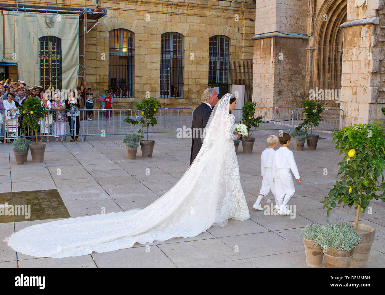 Saint Maximin la Sainte Baume, France. 21st September 2013. The bride Claire Lademacher and her father Hartmut Lademacher arrive for the religious wedding in the Saint Mary Magdalene Basilica in Saint Maximin la Sainte Baume in France, 21 September 2013. Photo: Albert Nieboer-RPE / dpa/Alamy Live News Stock Photo