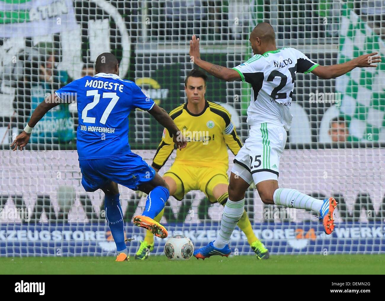 Vie for the ball hi res stock photography and images Alamy