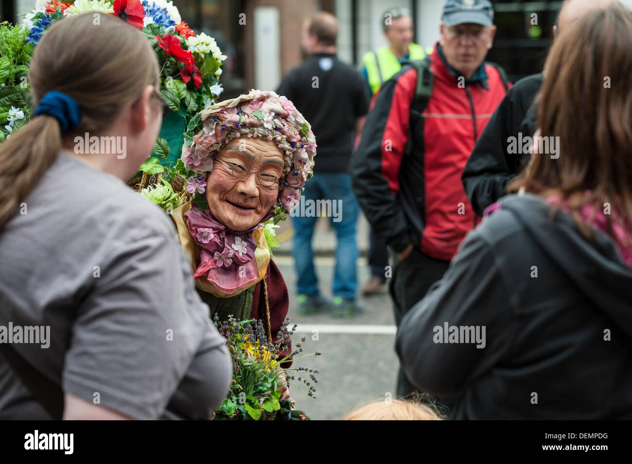 Witham, Essex, UK. 21st September 2013. Busy Lizzy, a performer at the Witham International Puppet Festival, chats to members of the public in the High Street.  Photographer: Gordon Scammell/Alamy Live News Stock Photo