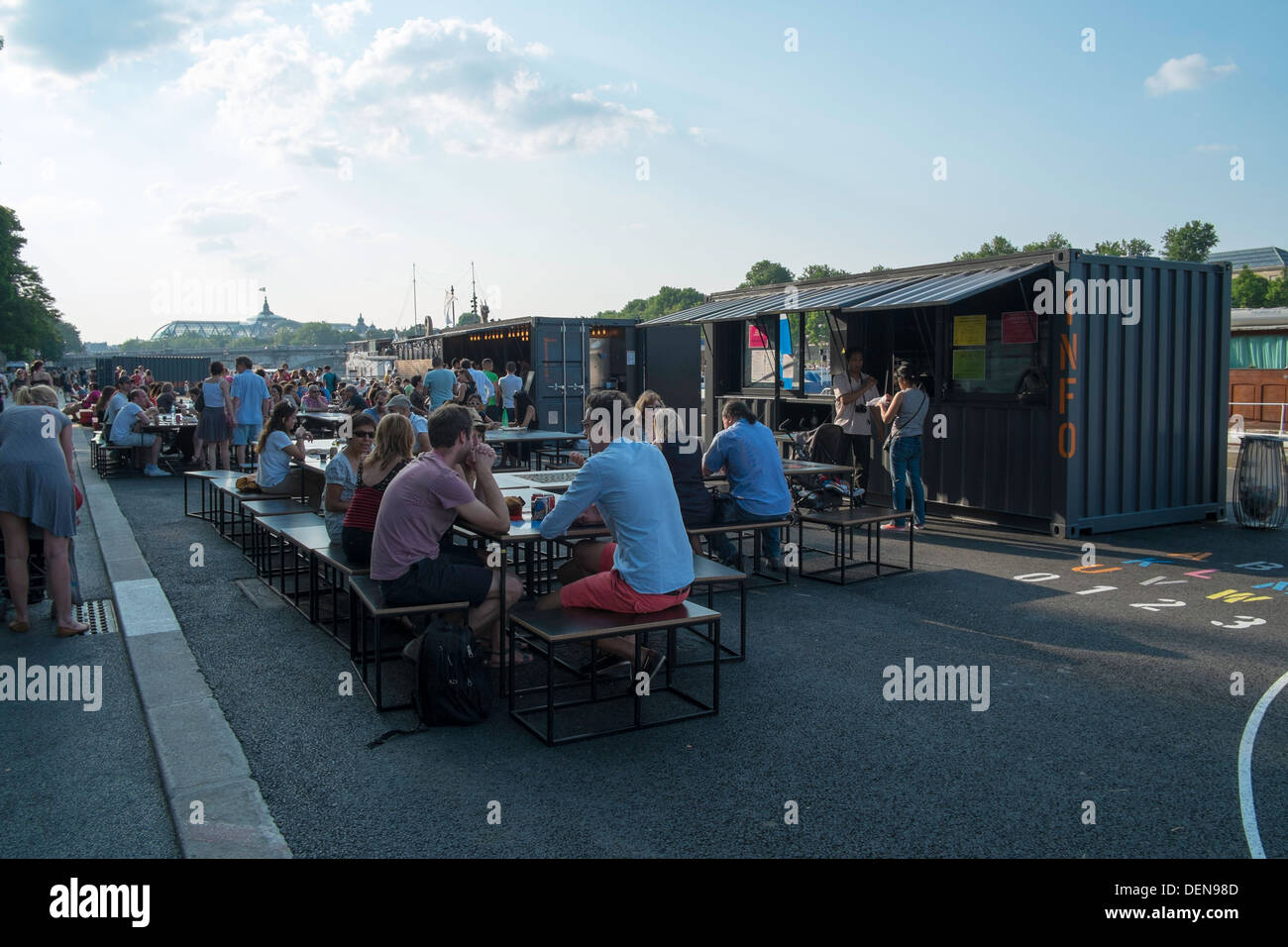 Pop up bar hi-res stock photography and images - Alamy