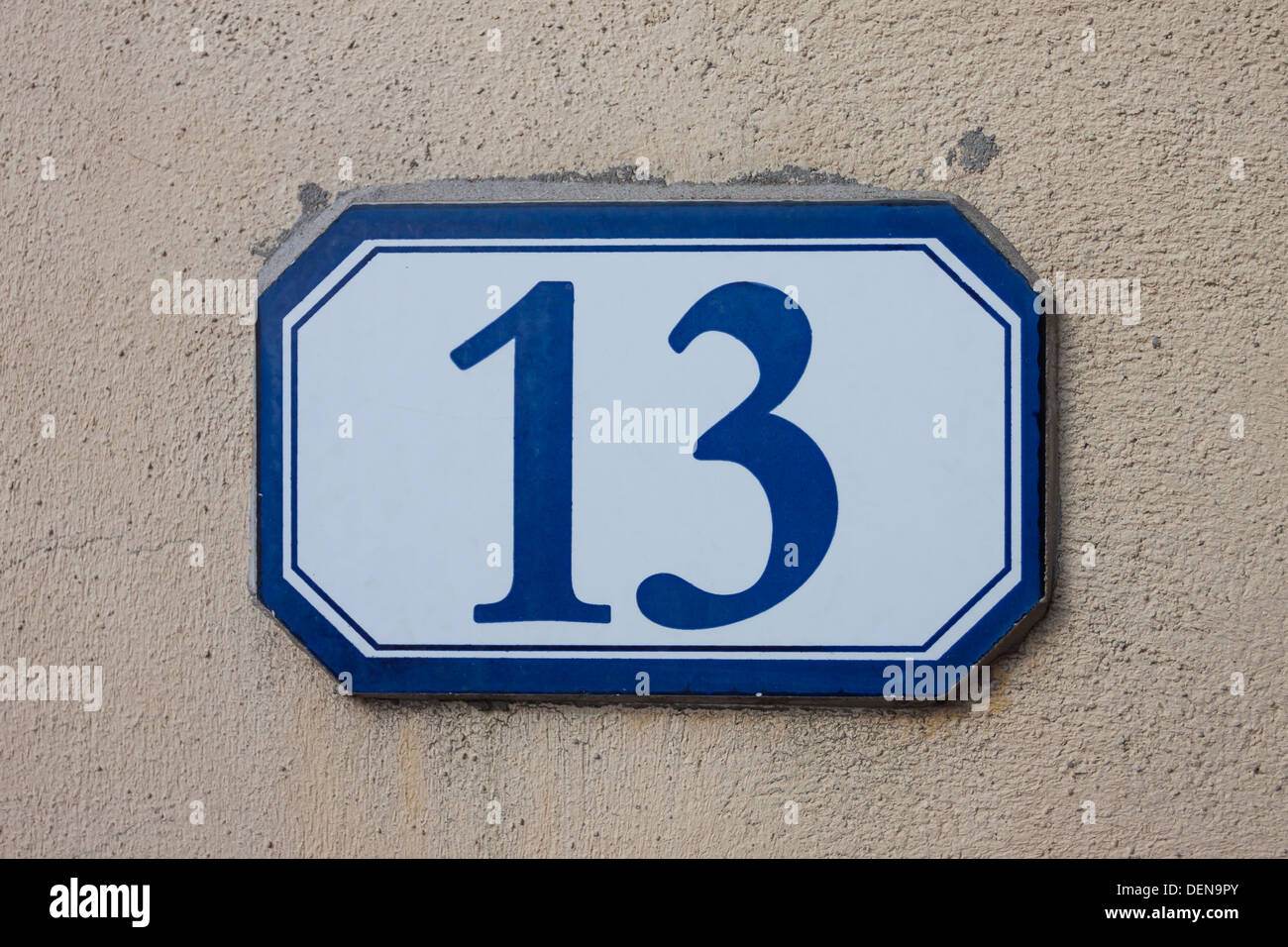Номер 13 номер 5. Дом номер 13. Номер дома 13. Табличка с номером 13. Число 13 номер дома.