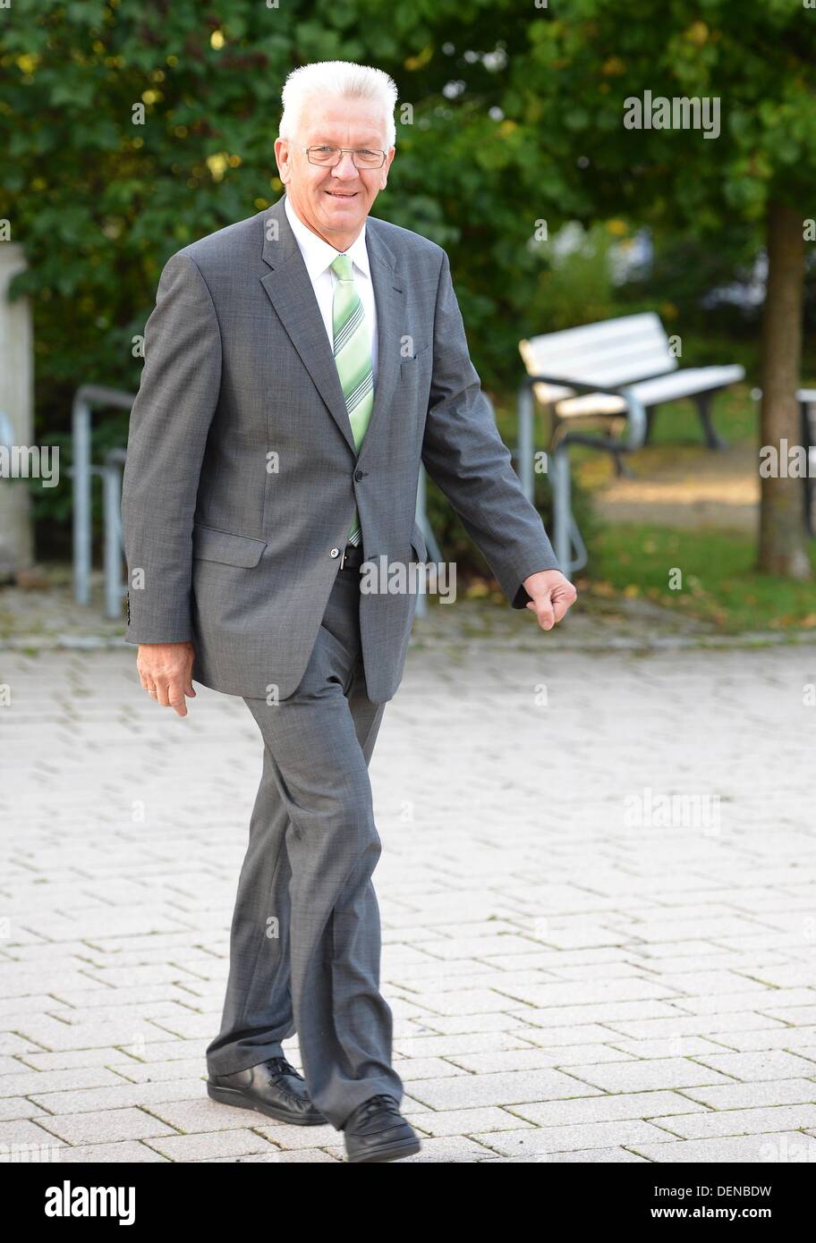 Sigmaringen, Germany. 22nd Sep, 2013. Premier of Baden-Wuerrtemberg Winfried Kretschmann (L) arrives at a polling station at city hall for the 2013 German federal elections in Laiz near Sigmaringen, Germany, 22 September 2013. Photo: BERND WEISSBROD/dpa/Alamy Live News Stock Photo