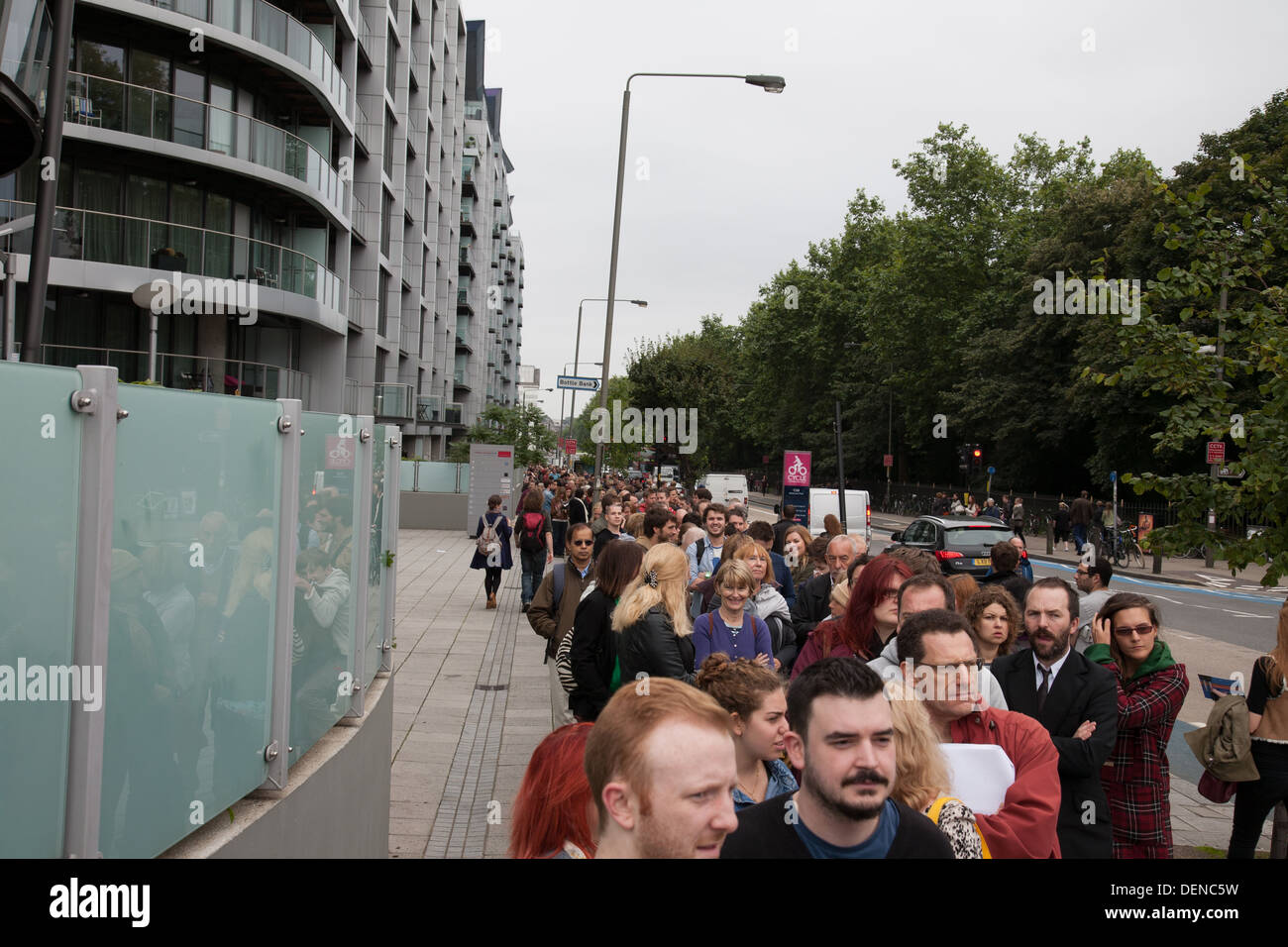 Long queue house hi-res stock photography and images - Alamy