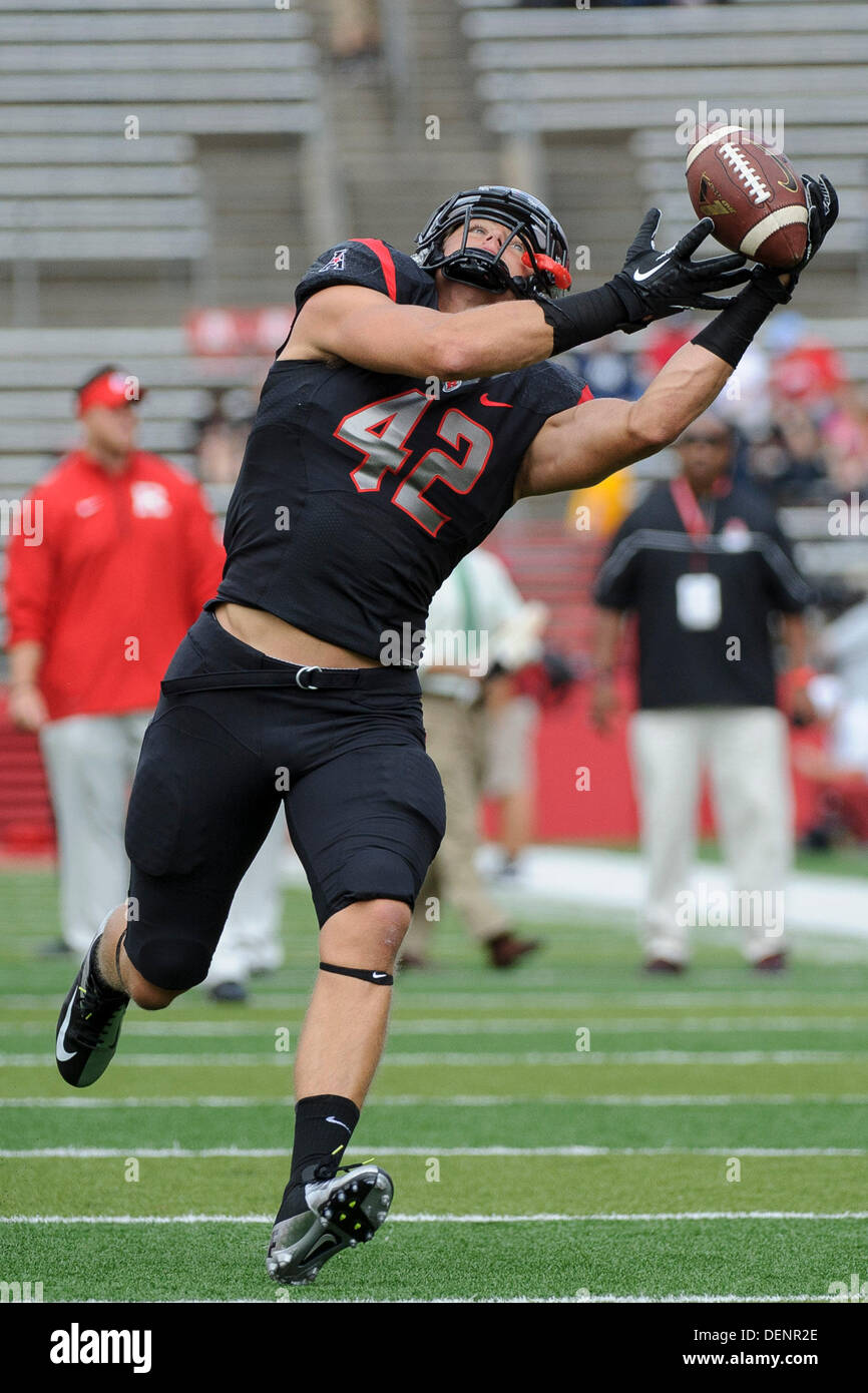 Piscataway, New Jersey, USA. 21st Sep, 2013. September 21, 2013: Rutgers Scarlet Knights tight end Nick Arcidiacono (42) makes an over the shoulder reception prior to the game between Arkansas Razorbacks and Rutgers Scarlet Knights at Highpoint Solutions Stadium in Piscataway, NJ. Rutgers Scarlet Knights defeated The Arkansas Razorbacks 28-24. © csm/Alamy Live News Stock Photo