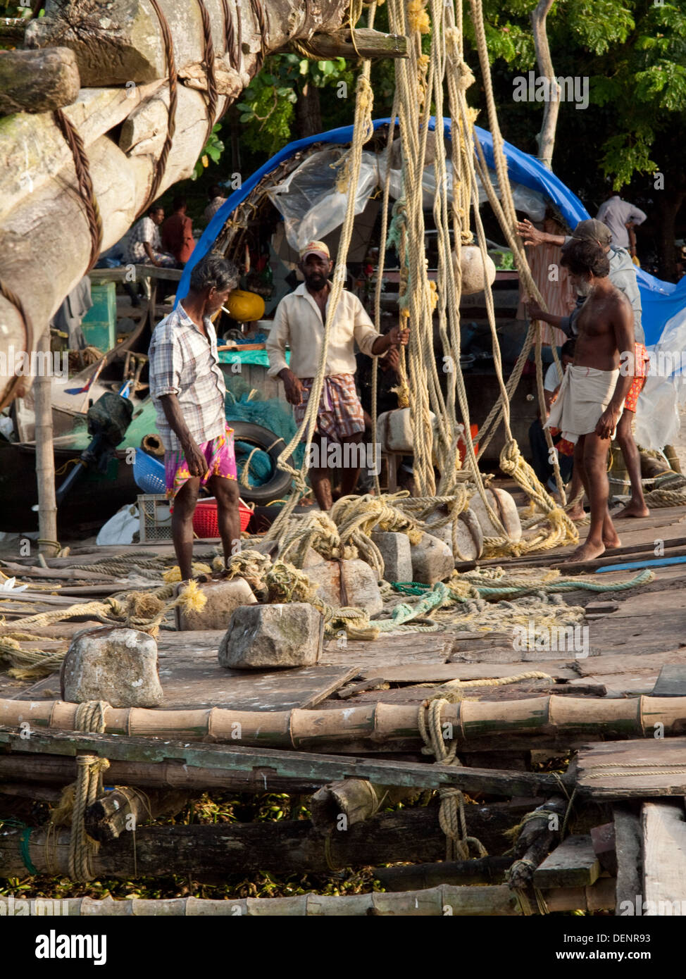 Fishermen on the Chinese nets, Fort Cochin, India Stock Photo