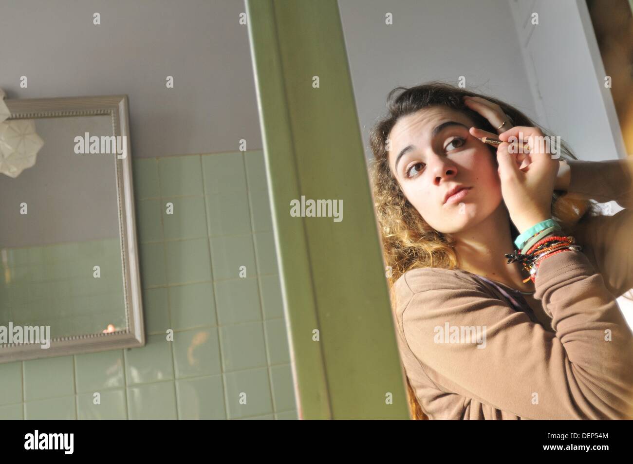 Teen girl applying eyeliner hi-res stock photography and images - Alamy