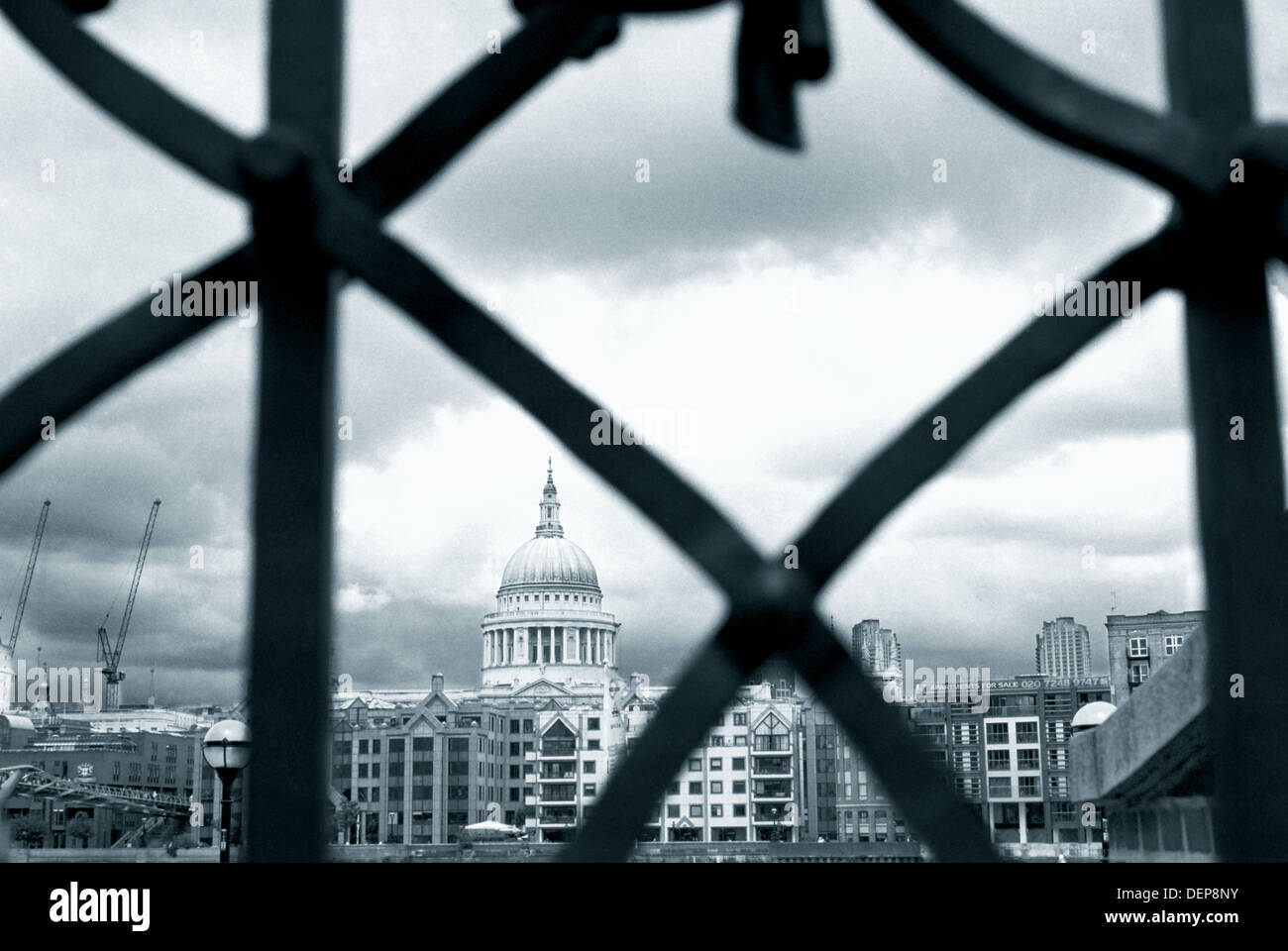 Wrought Iron Gate of Shakespeare´s Globe Theatre, Saint Pauls Cathedral