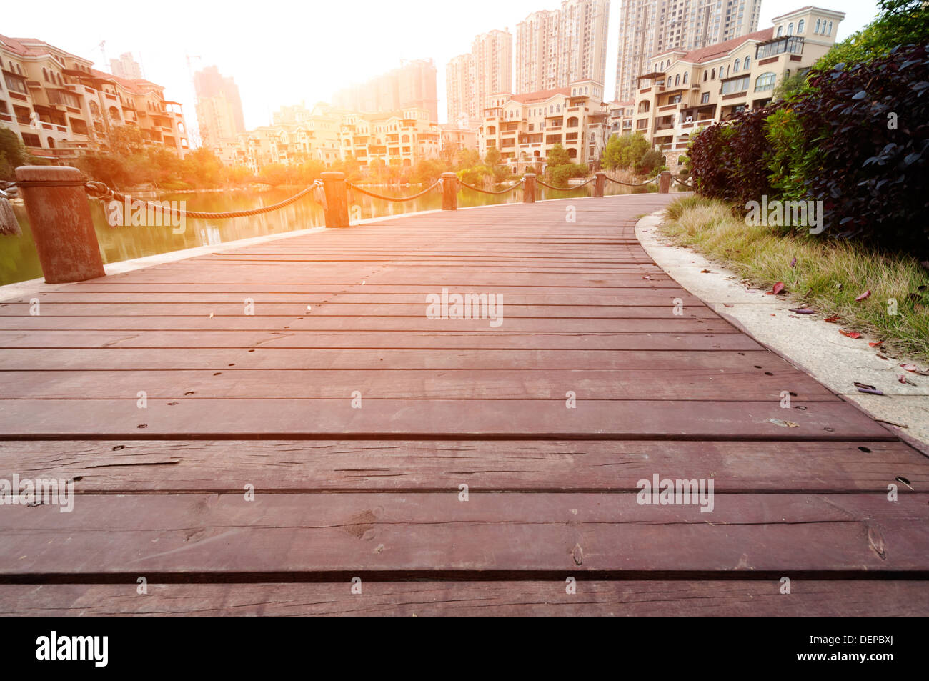 House beside lake hi-res stock photography and images - Alamy