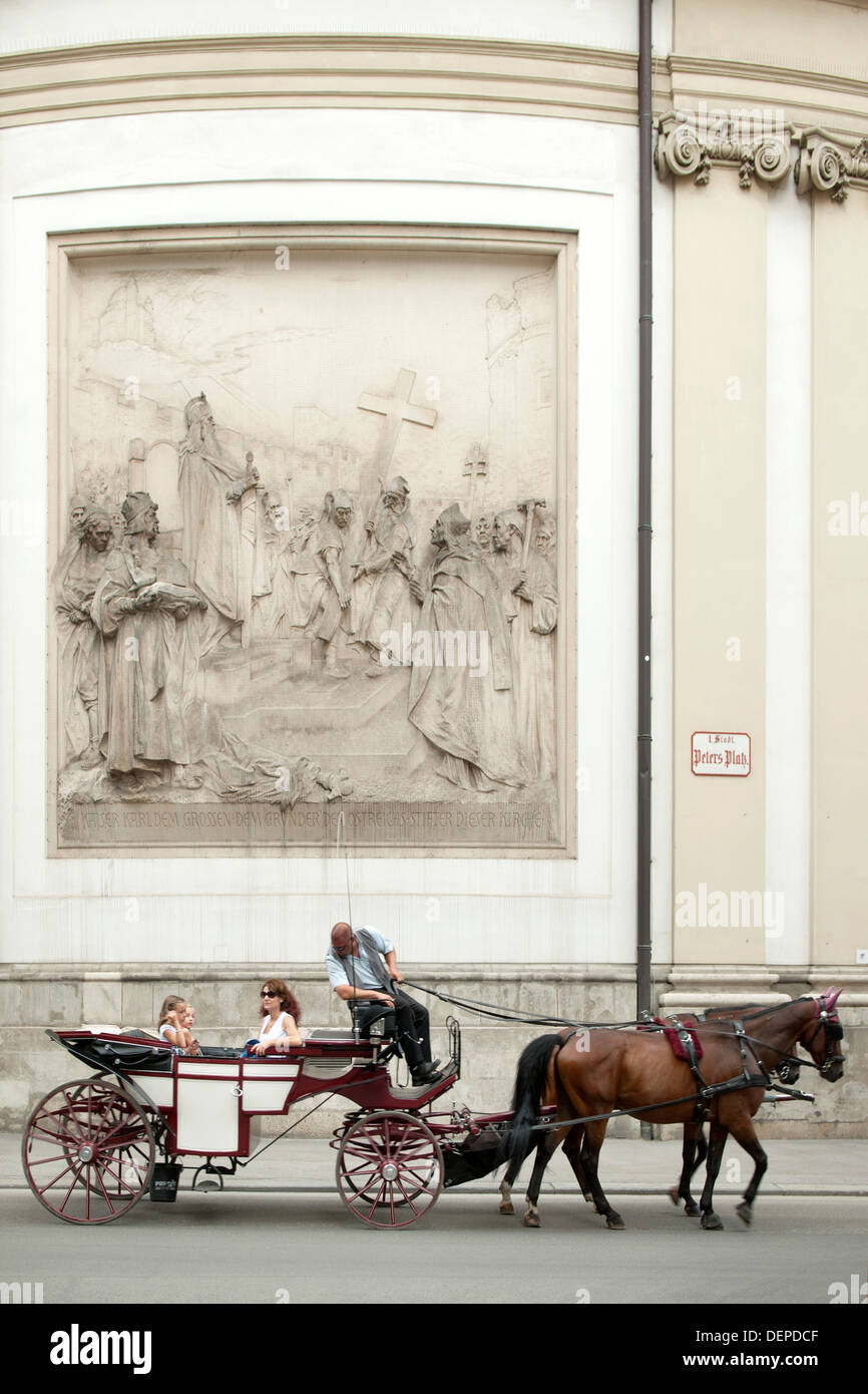Österreich, Wien I, Fiaker vor Relief Karls des Großen an der Ostseite der Peterskirche Stock Photo