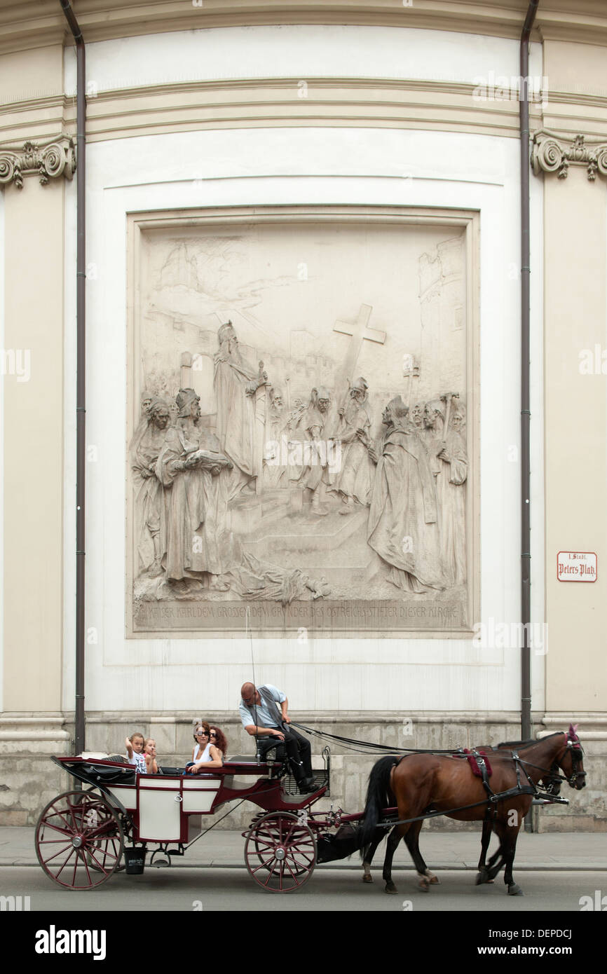 Österreich, Wien I, Fiaker vor Relief Karls des Großen an der Ostseite der Peterskirche Stock Photo