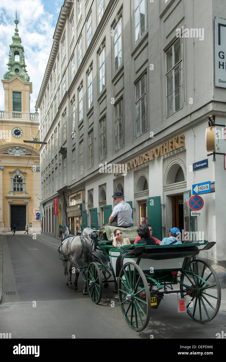 Österreich, Wien 1, Fiaker in der Plankgasse, im Hintergrund die evangelische Kirche in der Dorothergasse, Stock Photo