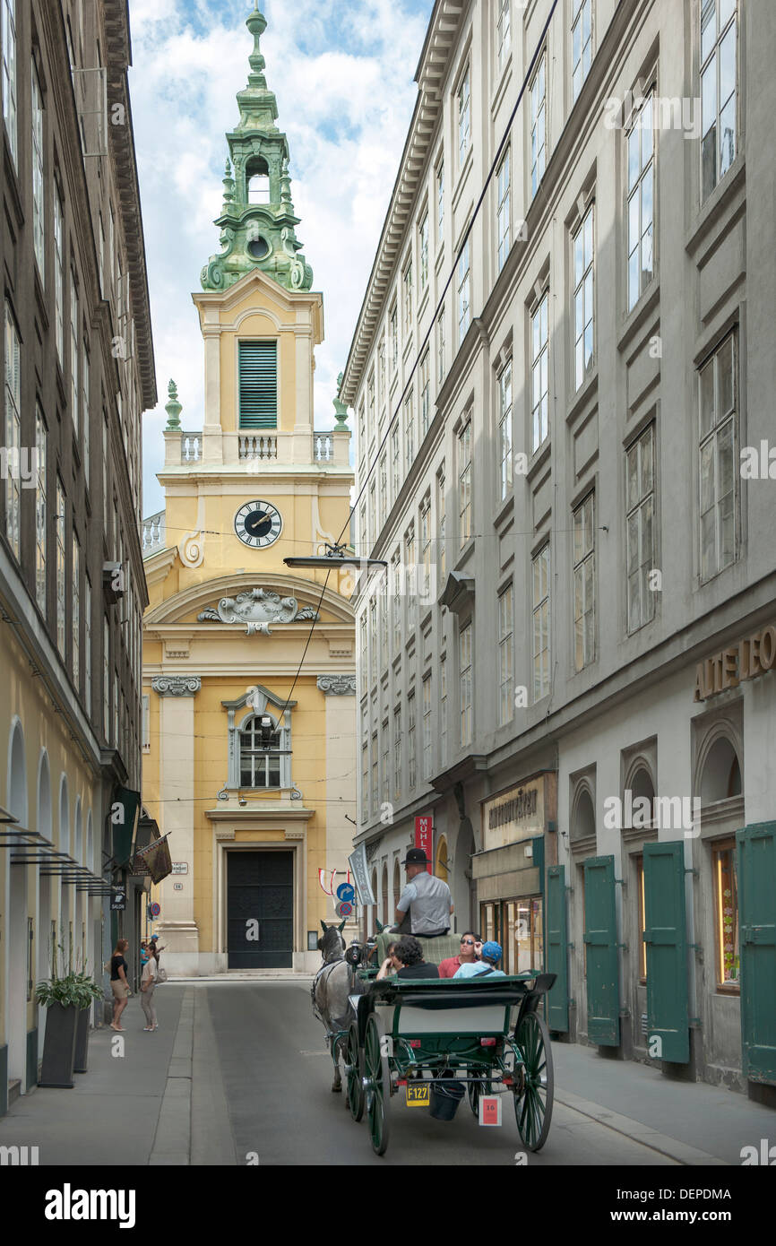 Österreich, Wien 1, Fiaker in der Plankgasse, im Hintergrund die evangelische Kirche in der Dorothergasse, Stock Photo