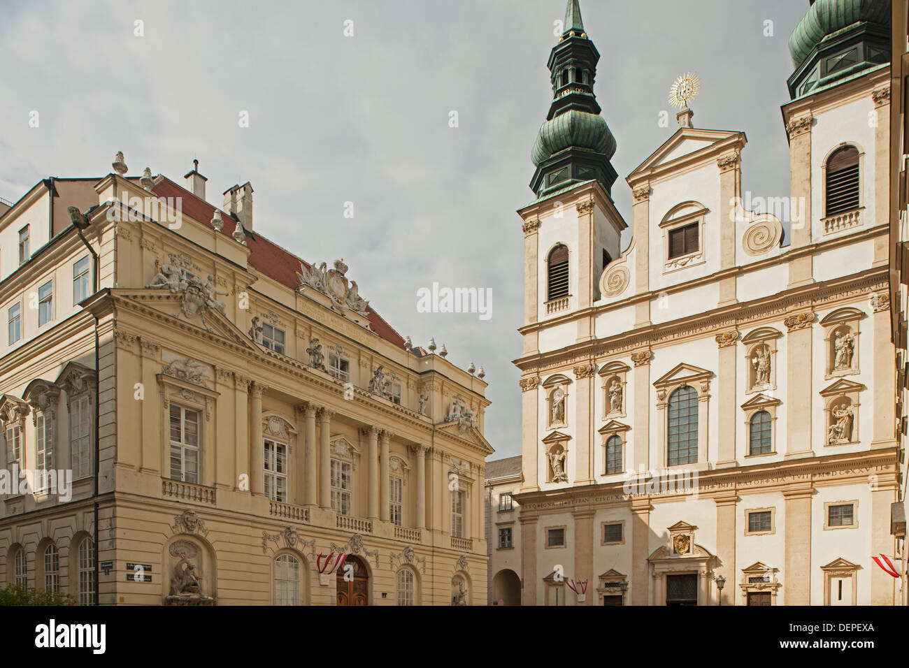 Österreich, Wien 1, Dr. Ignaz Seipel-Platz, links Fassade der Neuen Aula der Alten Universität Wien, rechts die Jesuitenkirche Stock Photo