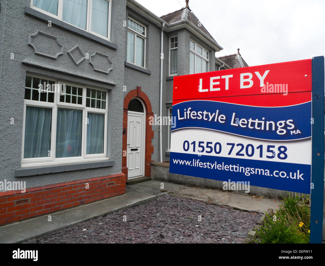 Lifestyle Lettings let by sign in front of a rental house property in Llandovery Wales UK  KATHY DEWITT Stock Photo