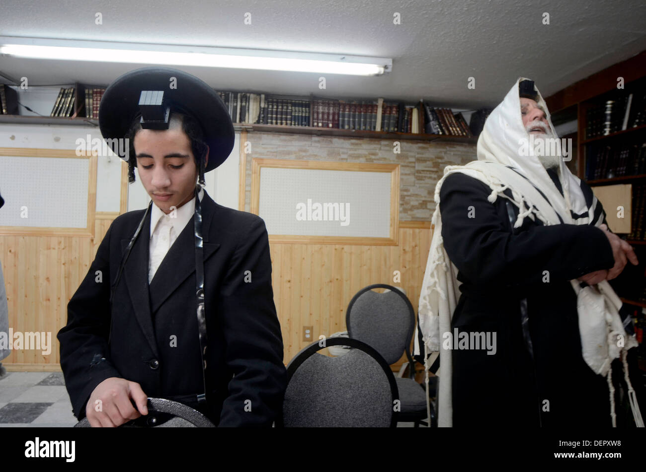 Extremist Haredi Jewish men praying, Lev Tahor (Pure Heart) community, Sainte Agathe des Monts, Quebec, Canada Stock Photo