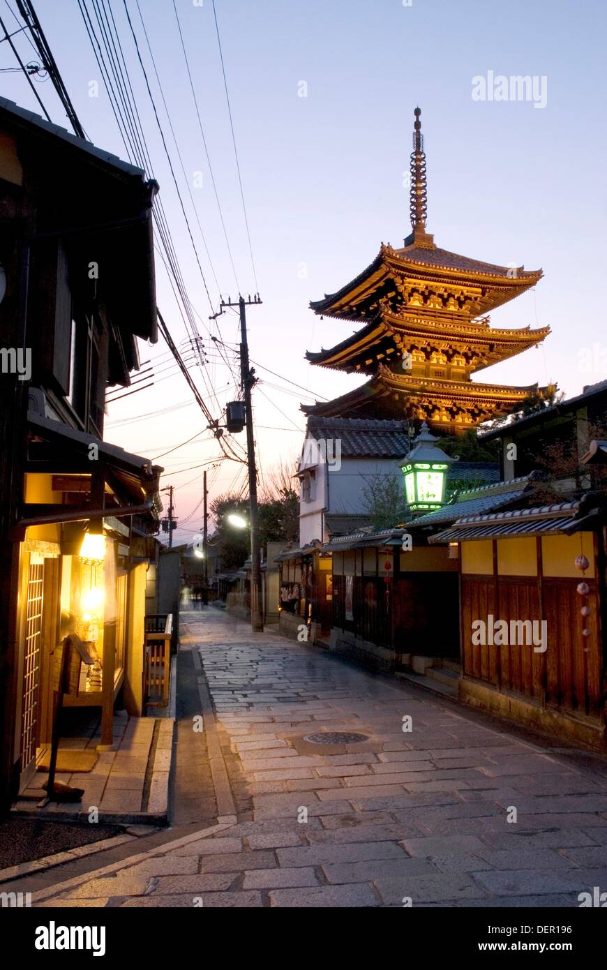 Yasaka pagoda, Ishibeikoji paved street, Higashiyamaku, Kyoto, Japan