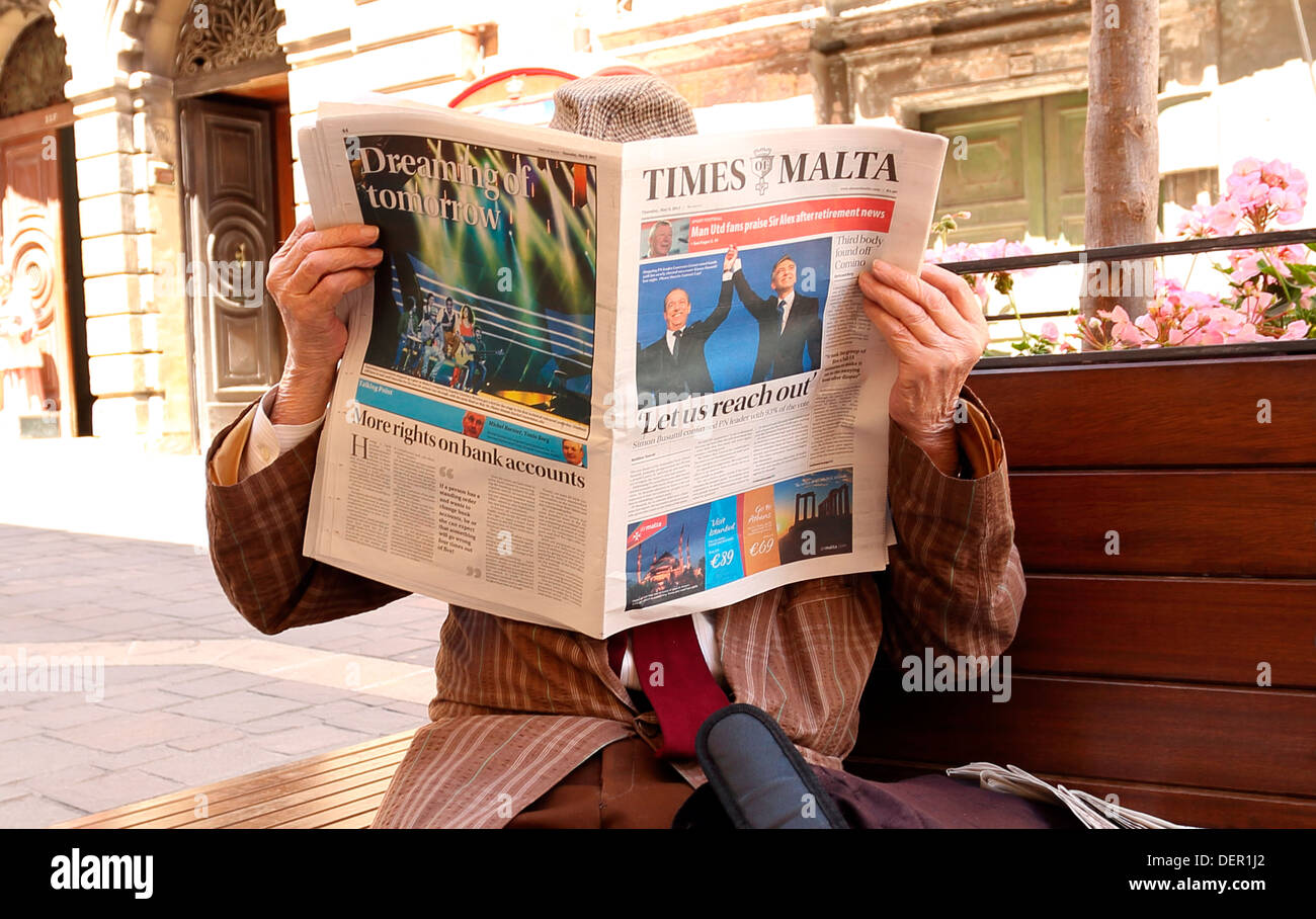 MAN READING MALTESE TIMES VALLETTA  CITY MALTA MEDITERRANEAN Stock Photo